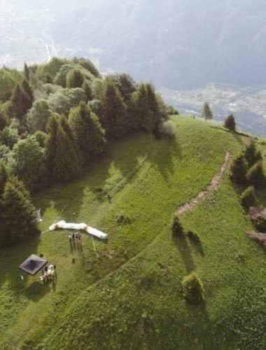 Il sentiero sul prato verso la vetta